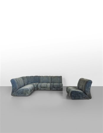 UN DIVANO COMPONIBILE, anni '70. <br>Struttura 