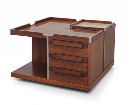  UN TAVOLINO-BAR, anni '70. <br>Legno di 