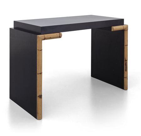 UNA SCRIVANIA, anni '70. <br>Legno laccato, 