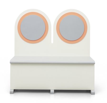  UNA CASSAPANCA, circa 1982<br>Legno laccato. 