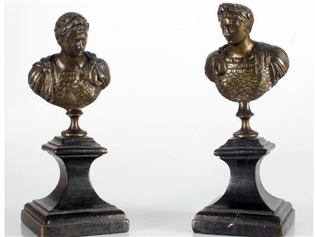 Scuola francese (XVII secolo) Coppia di busti di imperatori Bronzo Altezza 11...