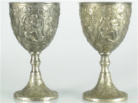 Coppia di calici con scene di baccanali Area tedesca (XIX secolo) Metallo...