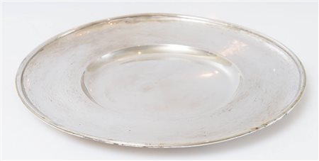 ARGENTIERE MALINVERNI UMBERTO, Milano, XX secolo Piatto in argento 800. Sotto...