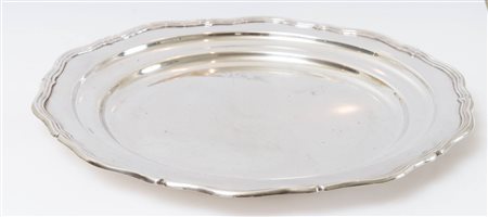 GRANDE PIATTO Realizzato in argento. Peso: 1348 gr. H. Cm 4; Ø Cm 41.