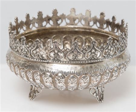 CESTINA Realizzata in argento 800 sbalzato e bucellato con corona alla...