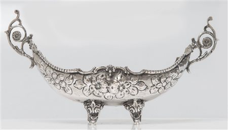 CIOTOLA ALLUNGATA CON MANICI Realizzata in argento 800. Sotto la base reca...