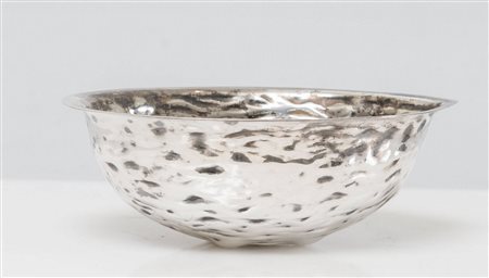 ARGENTIERI VALVASSORI E PIROVANO, Milano Ciotola a forma di noce in argento...