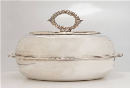 LEGUMIERA Realizzata in argento. Sotto la base reca un punzone parzialmente...