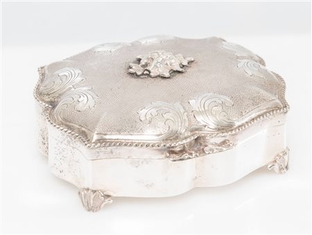 PORTAGIOIE CON MOTIVO FLOREALE Realizzato in argento. Sotto la base reca...