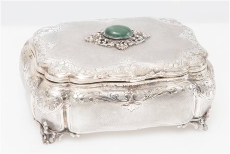 PORTAGIOIE CON CABOCHON DI PIETRA VERDE Realizzato in argento 800. Sotto la...