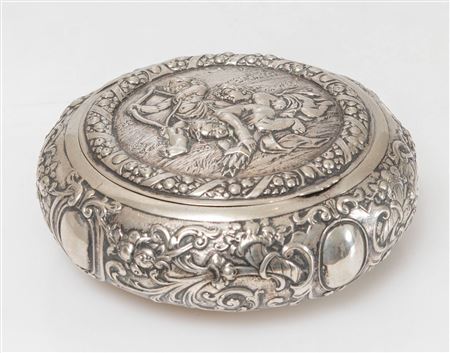 ARGENTERIA TEDESCA, XX secolo Scatola rotonda in argento 800 decorata con...