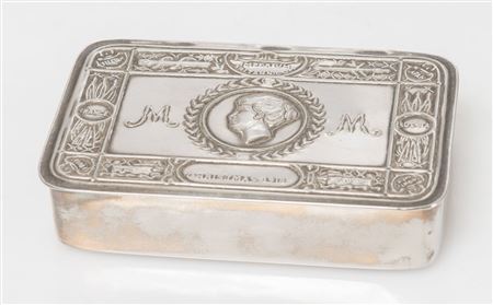 IMPERO BRITTANICO, 1914 Portatabacco in argento, su disegno di Adshead &...