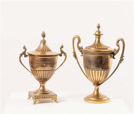 COPPIA DI COPPE 1 - Coppa in argento 800 dorato. Sul bordo inferiore reca tre...