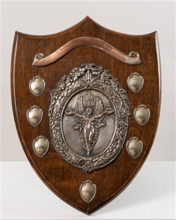 SCUDO TROFEO In materiale ligneo con placche di rame argentato risalenti...