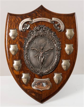SCUDO TROFEO In materiale ligneo con placche di rame argentato risalenti...
