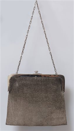 ARGENTIERE PE, Londra, 1920 Borsa in argento Sterling foderata. Sui due bordi...