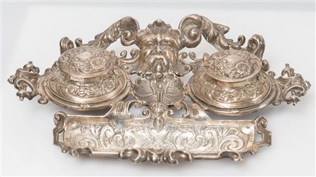 CALAMAIO In stile neorinascimentale con mascherone centrale, volute e...