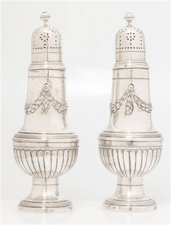 BRANDIMARTE, Firenze Coppia di spargizucchero in argento 800. Sul bordo...