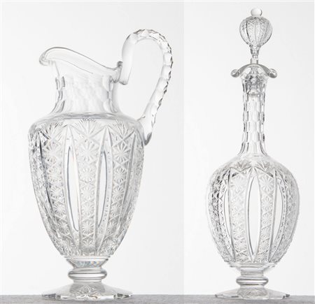 BACCARAT, Francia, XX secolo Versatoio e bottiglia con tappo in cristallo....