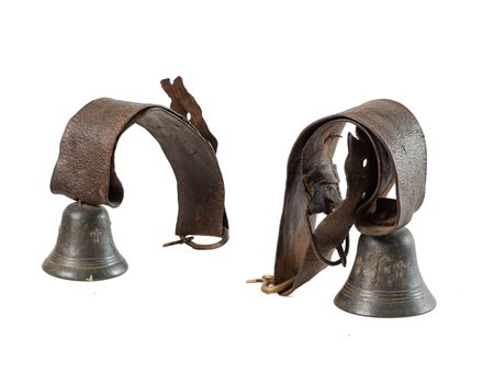 Coppia di campane in bronzo decorato. XIX secolo. Cadauna di Ø cm 11; con...