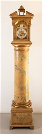 Orologio a colonna, laccato e dorato. Anni '50 del XX secolo. Cm 205x35x35.