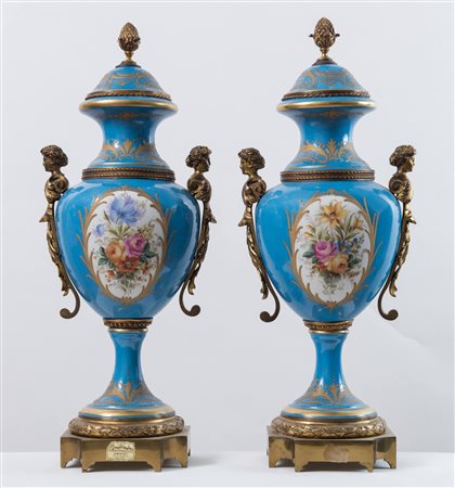 MANIFATTURA DI SEVRES, fine XIX secolo – inizi XX secolo Coppia di vasi in...