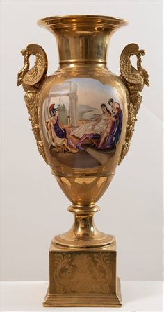 Vaso in porcellana dorata e dipinta. Francia, inizi XIX secolo. Prese a guisa...