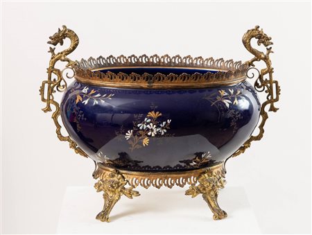 Centrotavola a coppa in maiolica blu con montatura in bronzo dorato con prese...