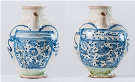 Coppia di versatoi in maiolica invetriata con decori in blu. Prima metà del...