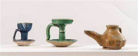 Lotto composto da tre oggetti persiani in ceramica invetriata....