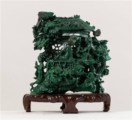 Cina, fine XIX secolo (?). Scultura in malachite, in guisa di pagoda con...