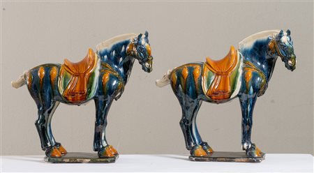 Cavalli, Spagna, XX secolo. Realizzati in maiolica smaltata nei toni del...