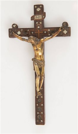 Crocifisso in bronzo dorato con croce intarsiata in madreperla e acero. Tardo...