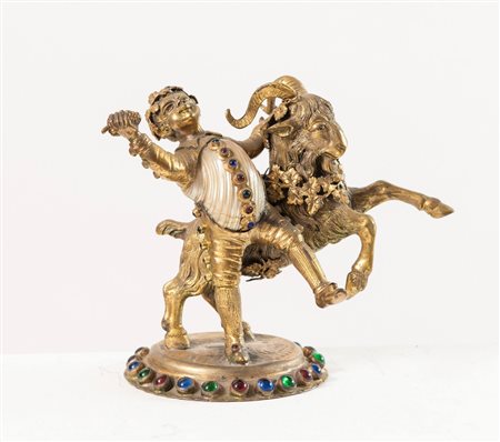 Scultura con caprone e Bacco bambino. In argento dorato con applicazione in...