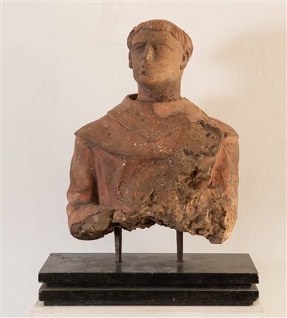 Frammento di scultura in terracotta, raffigurante frate francescano....