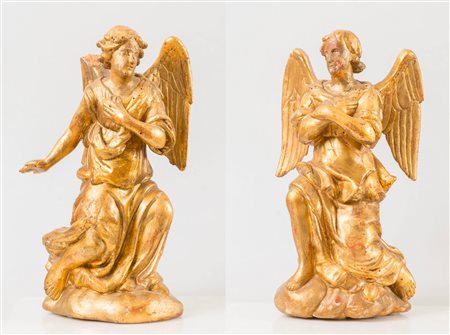 Coppia di angeli in legno intagliato e dorato, parte di un compianto...