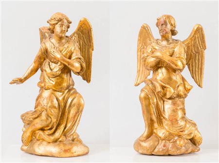Coppia di angeli in legno intagliato e dorato, parte di un compianto...