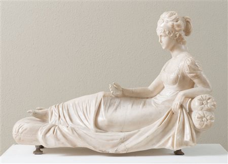 Figura femminile sdraiata su triclinio, realizzata in marmo bianco di...