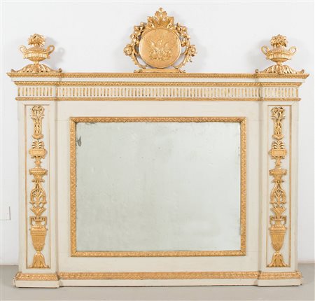 Caminiera degli inizi del XIX secolo. Laccata e dorata. Specchio coevo al...