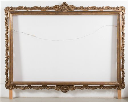 Grande cornice dorata realizzata agli inizi del XX secolo in stile barocco....