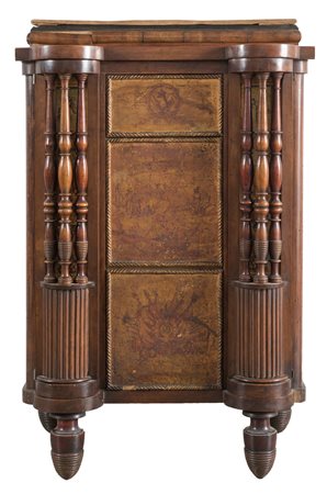 Scrivimpiedi realizzato in massello di noce, con pannellature dorate e...