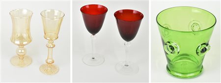 LOTTO COMPOSTO DA 5 VETRI DI MURANO COLORATI, QUATTRO CALICI E UN PORTA...