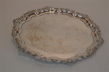 PIATTO IN METALLO ARGENTATO realizzato con un profilo sagomato e lavorato a...