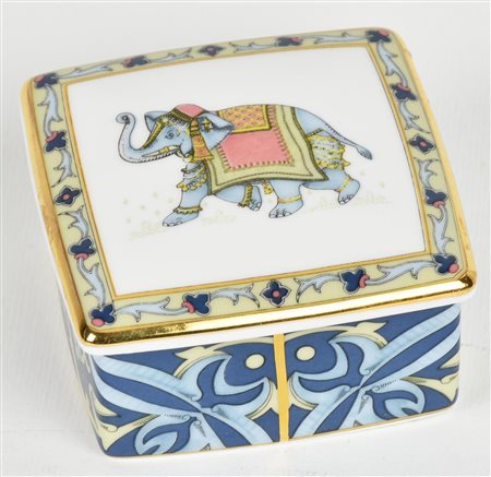 SCATOLA CON COPERCHI manifattura Wedgwood, in porcellana decorata a motivi...