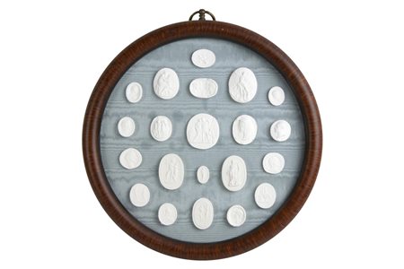 CORNICE circolare contenente ventuno riproduzioni sia di cammei classici e...