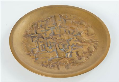Piatto in fusione di bronzo con decorazioni astratte in rilievo, XX sec.