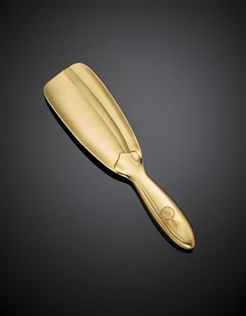 TIFFANY & CO.
Calzascarpe in oro giallo, g 82,10 circa. Firmato Tiffany & Co.,