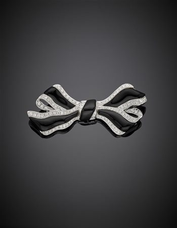 PETOCHI 
Spilla/pendente a fiocco in oro bianco, onice e diamanti, g 11,70 circ