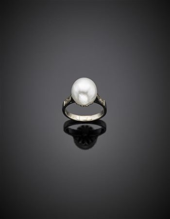 Anello in oro bianco con perla lievemente irregolare di mm 10.70x11.30x9.25 cir