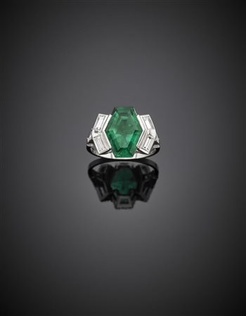 Anello in platino con smeraldo esagonale di ct. 4,20 circa, dia